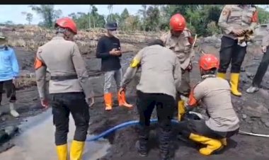 Polda-Jatim-Bantu-Bersihkan-Endapan-Lahar-Dingin-Pascaerupsi-Gunung-Semeru